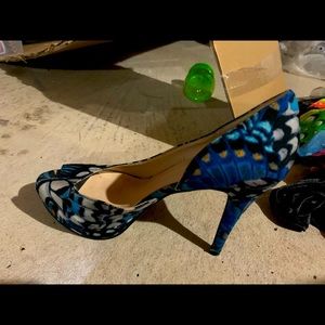 High heel shoes - peacock print